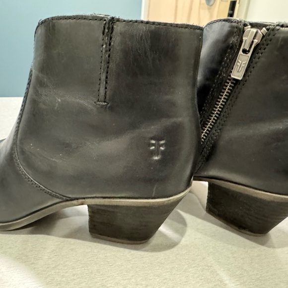 Frye Ankle Boots, 6.5, Black Leather, Side Zip, 2” Heel NWOT - Picture 4 of 7